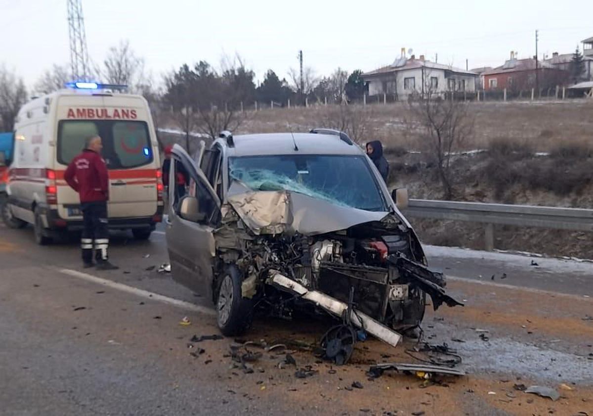 Hafif ticari araç traktöre çarptı: 3 yaralı