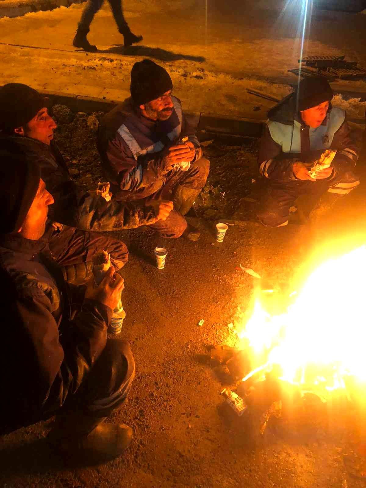 Hakkari Belediye ekibi eksi 15 derecede çalıştı