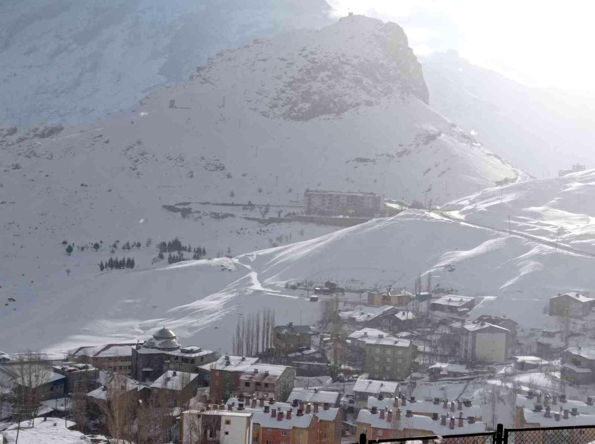 Hakkari\'de 105 yerleşim yeri ulaşıma kapandı