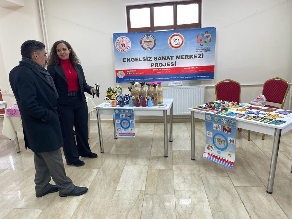 Hakkari\'de "özel öğrenciler"in yaptığı ürünler sergilendi