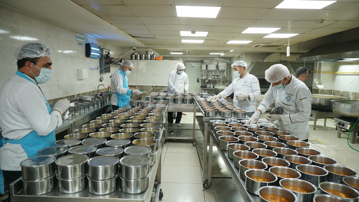 Haliliye Belediyesinin ihtiyaç sahiplerine sıcak yemek ikramı sürüyor