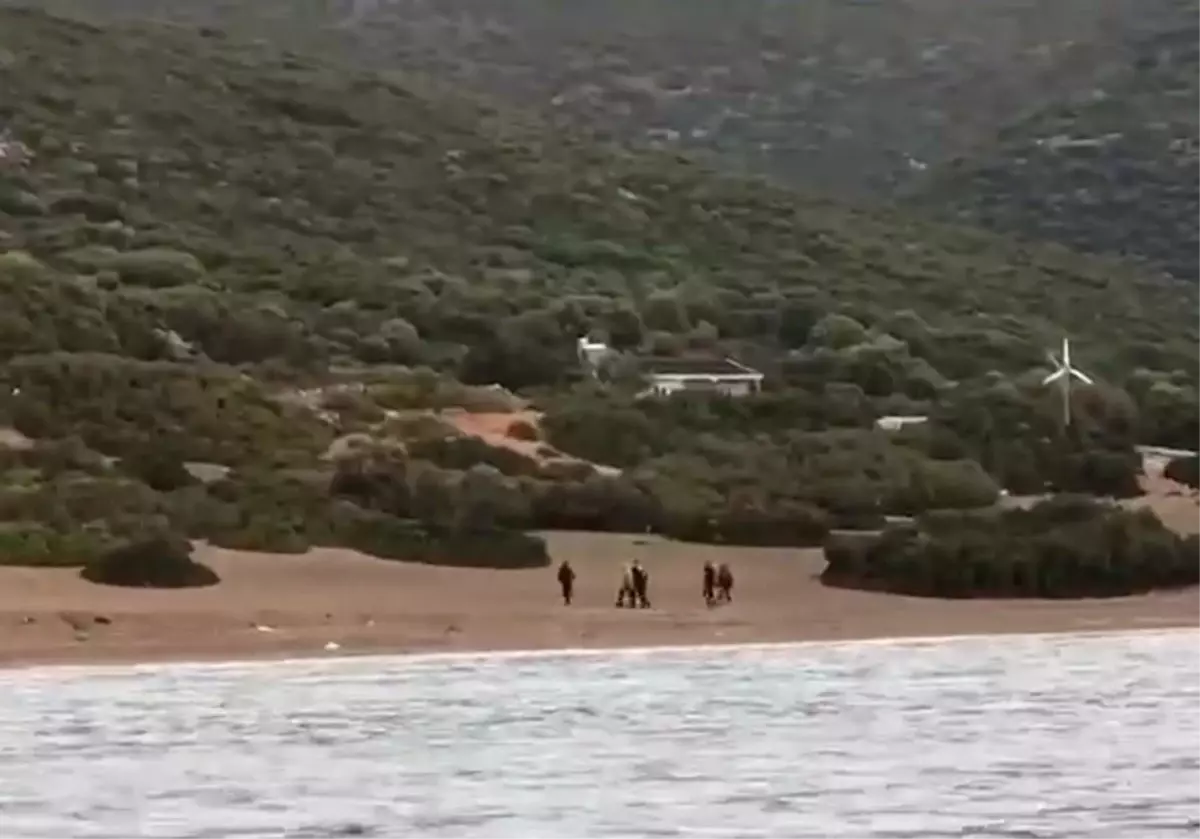 İzmir açıklarında denize atılan ve geri itilen 47 düzensiz göçmen kurtarıldı