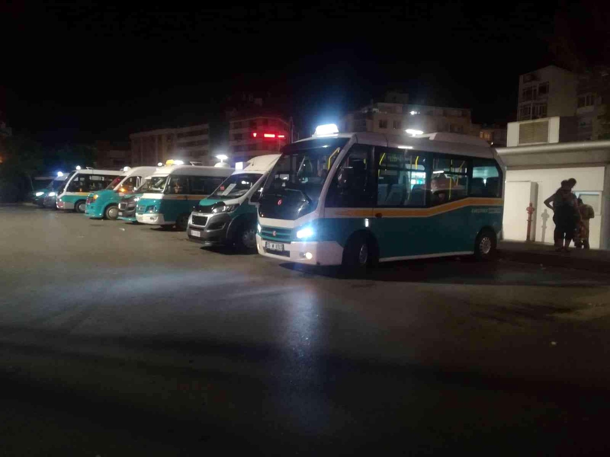 İzmir\'de minibüs ücretlerine yüzde 25 zam: İndi-bindi 5 TL oldu