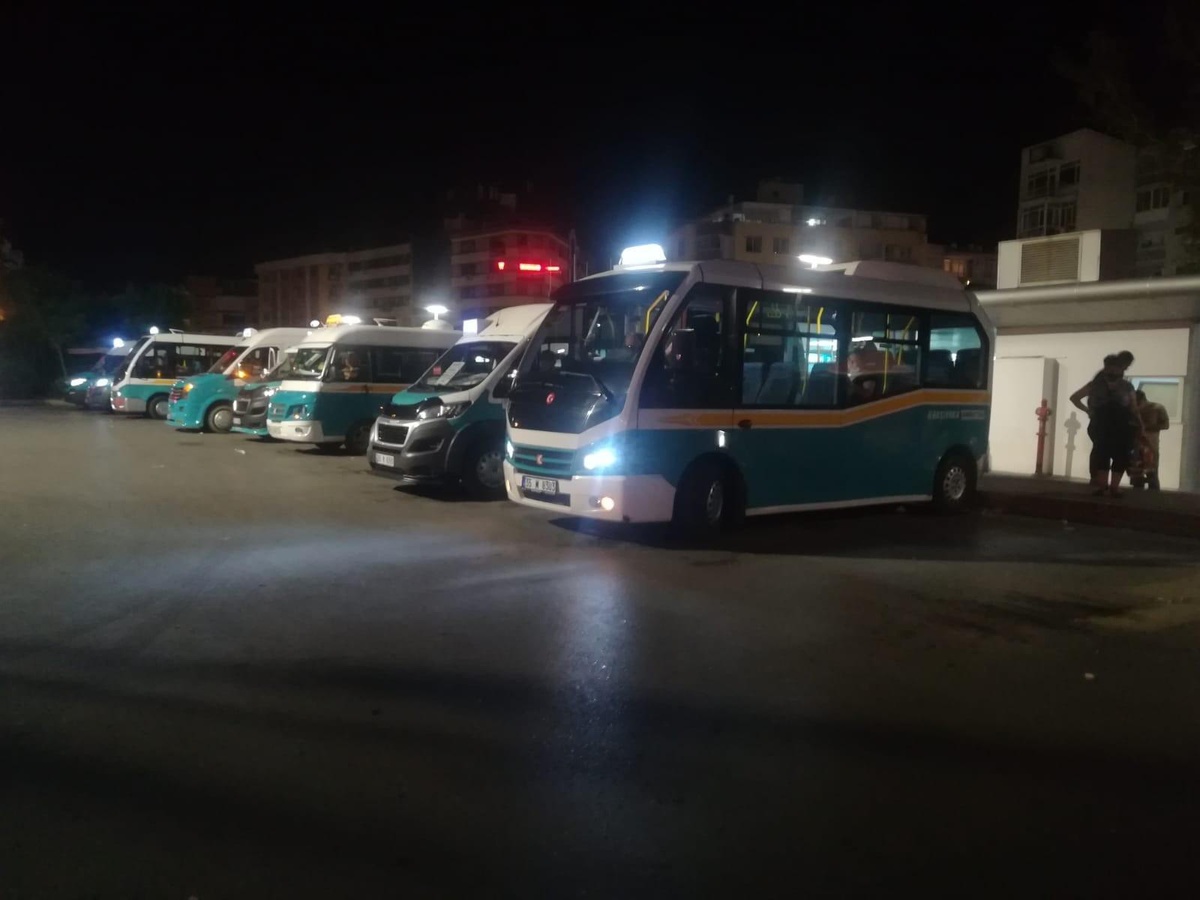 İzmir\'de minibüs ücretlerine yüzde 25 zam: İndi-bindi 5 TL oldu