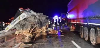 Kamyonet tıra çarptı! Feci kazada anne ve kızı öldü, 5 kişi de yaralandı