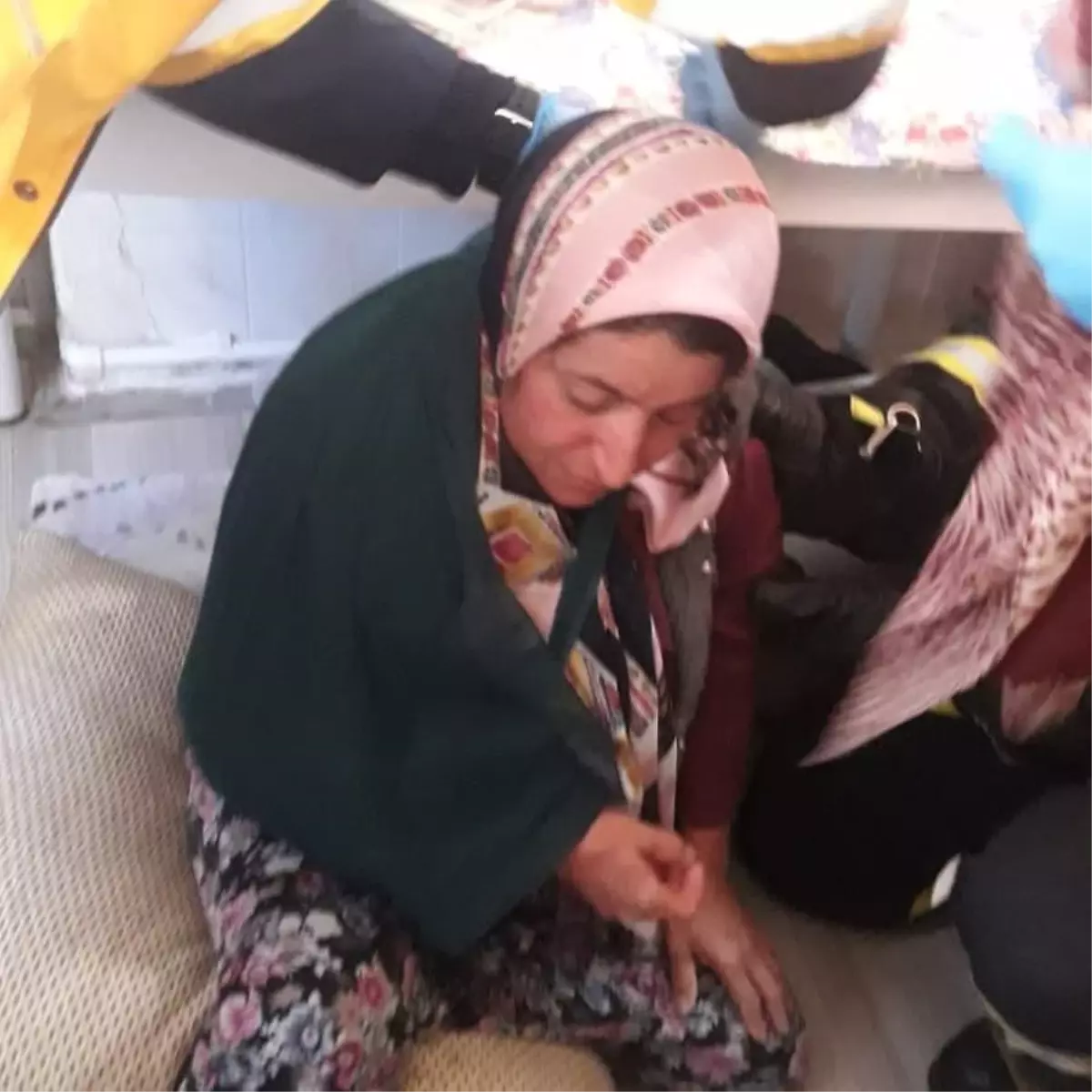 Kolu hamur açma makinesine sıkışan kadın kurtarıldı