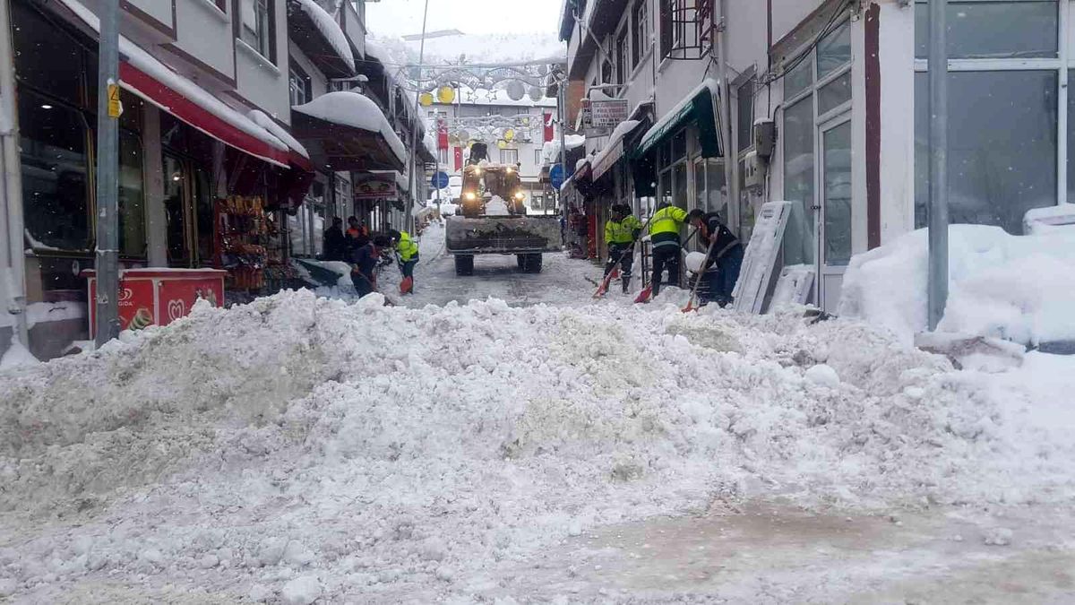 Küre\'de ekiplerin yoğun kar mesaisi