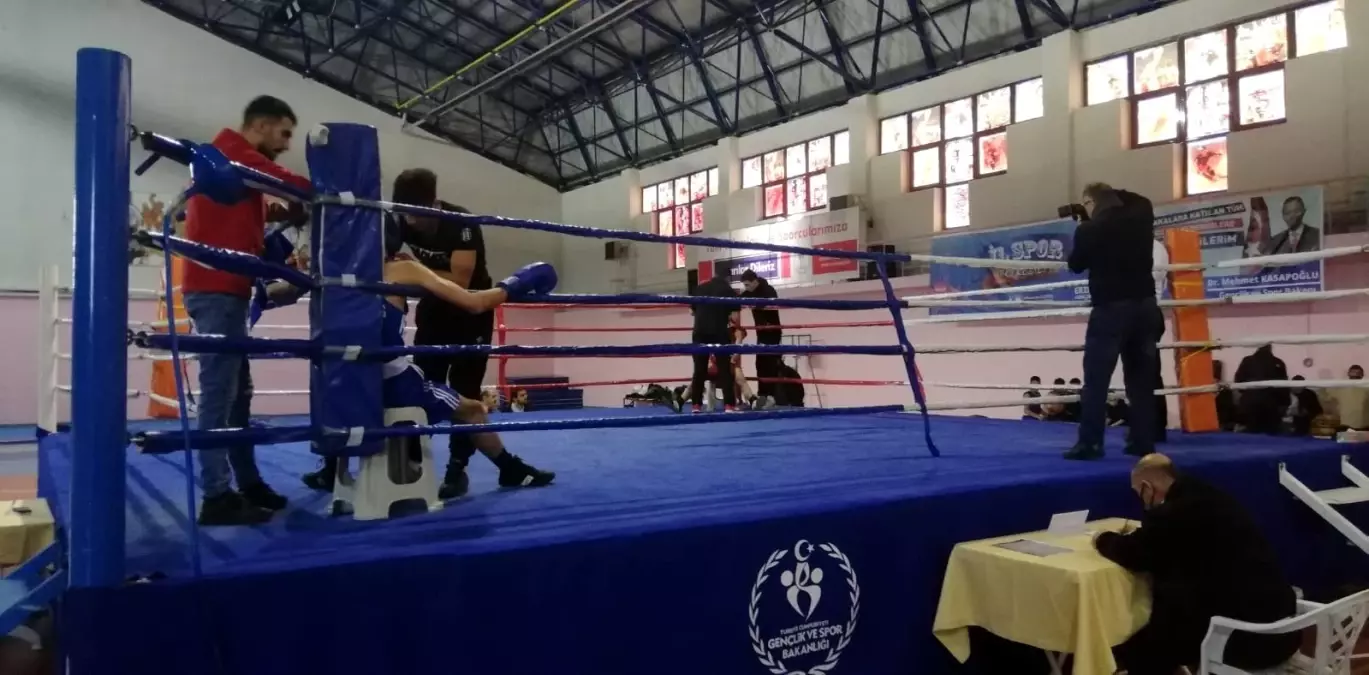 Son dakika haber: Liseli boksörler dereceye girmek için ter döktü