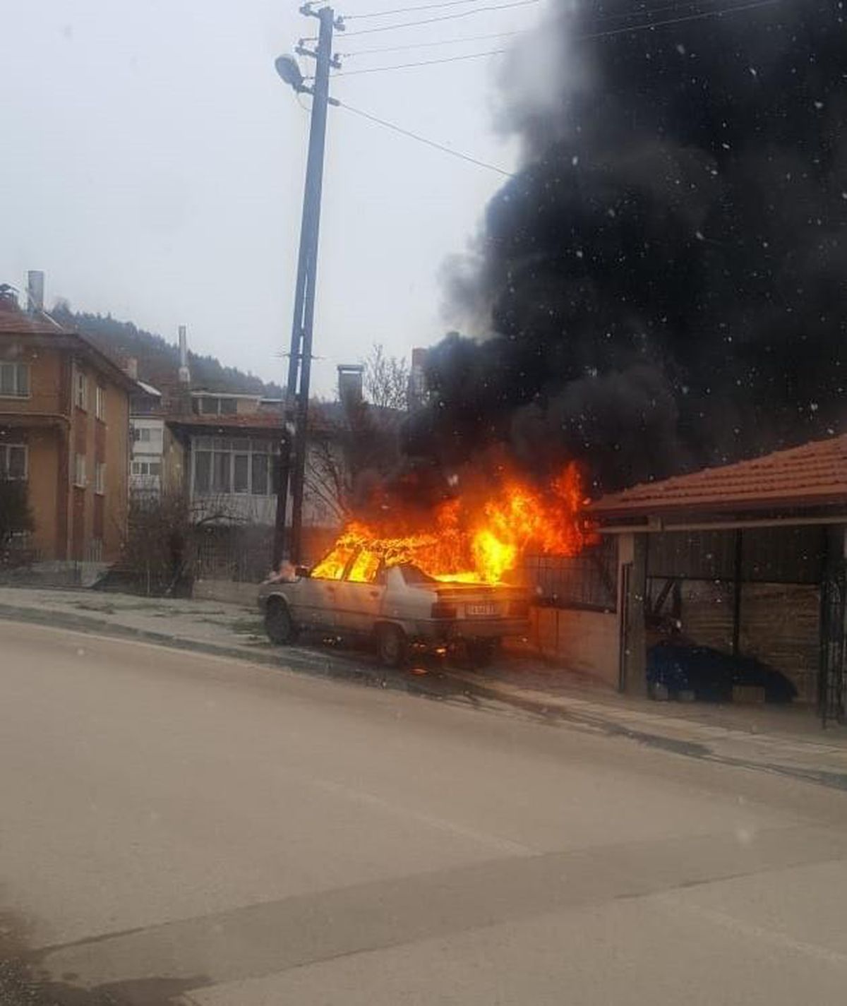 Nallıhan\'da araçta çıkan yangın hasara yol açtı