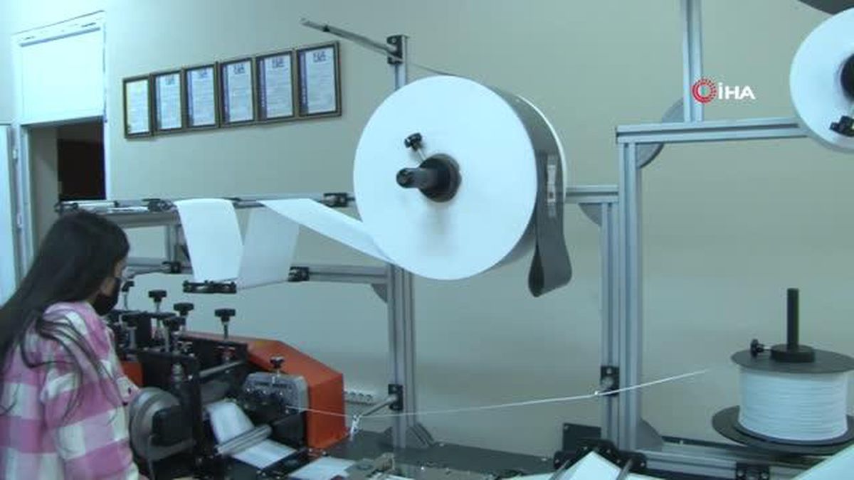 Öğrenciler ve öğretmenleri 2 yılda 2 milyon maske üreterek 400 bin lira ciro yaptı