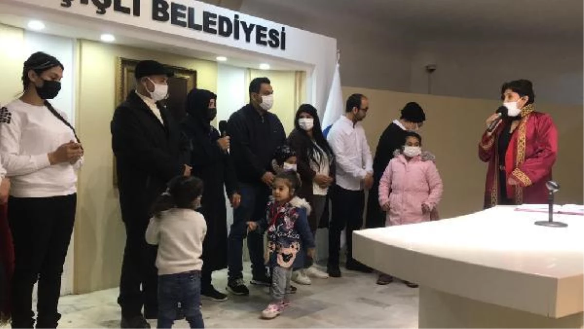 Toplu nikah töreninde babasıyla aynı gün "evet" dedi