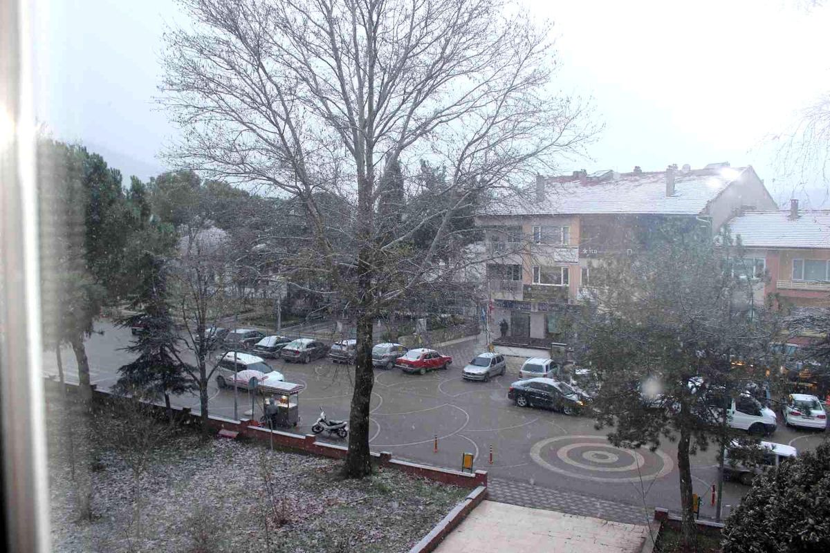 Osmaneli\'ne yılın ilk karı düştü