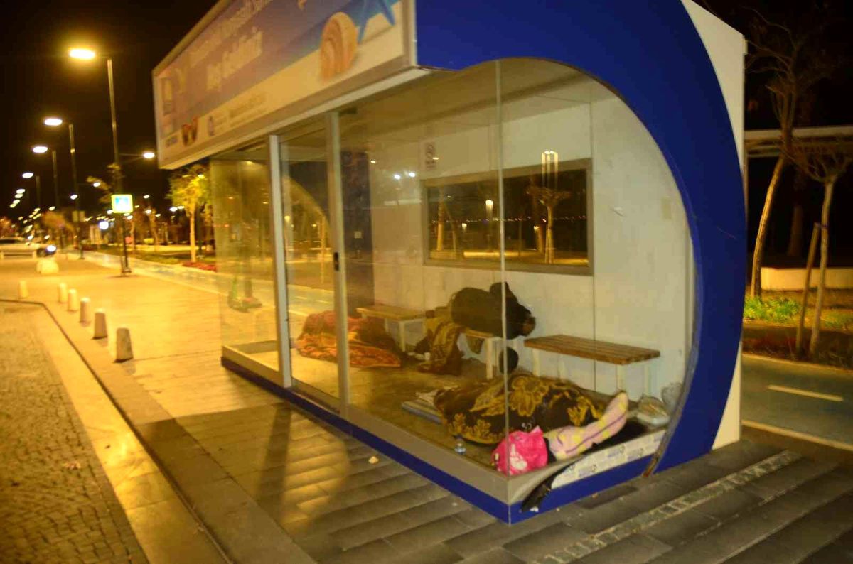 Otobüs durakları evsizlere ev oldu