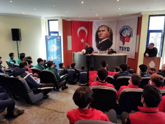 Samet Aybaba ve Ümit Karan, Ankara'da genç futbolcularla seminerde buluştu