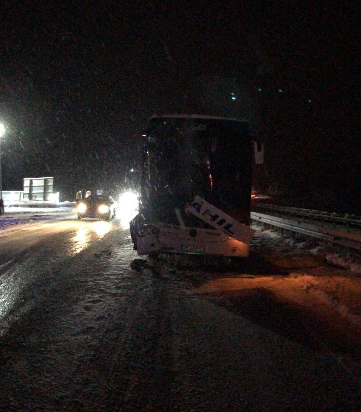 Samsun\'da yolcu otobüsü ile tırın çarpıştığı kazada 15 kişi yaralandı