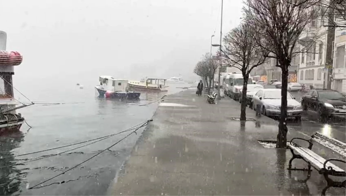 Taksim\'de kar yağışı