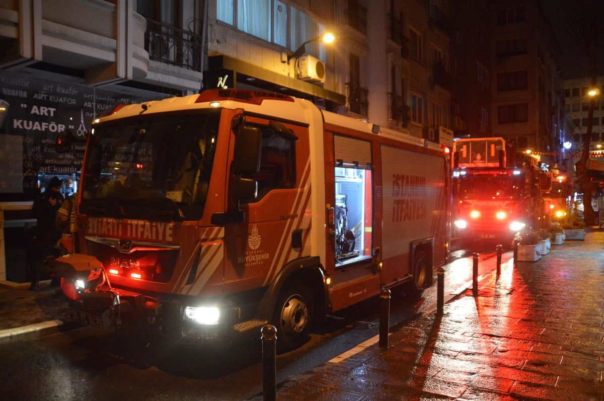 Son Dakika | Şişli\'de bodrum katta çıkan yangın paniğe sebep oldu