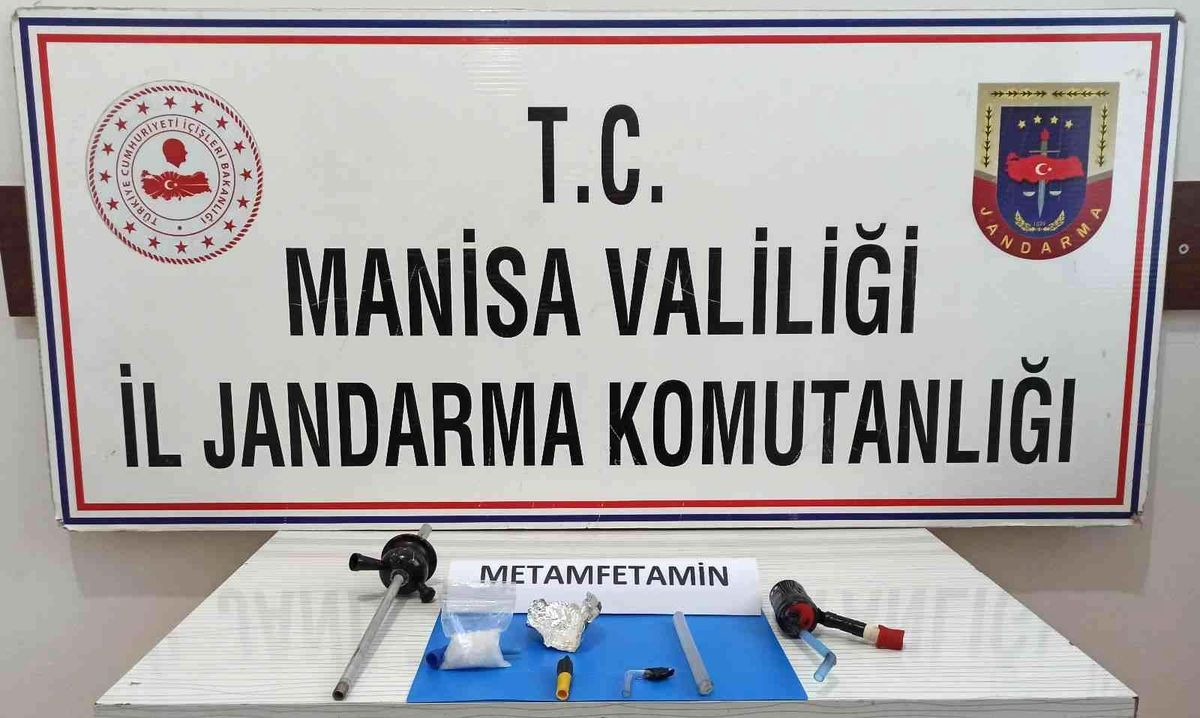 Son dakika haber! Manisa\'da uyuşturucu bulunan otomobildeki 4 kişi gözaltına alındı