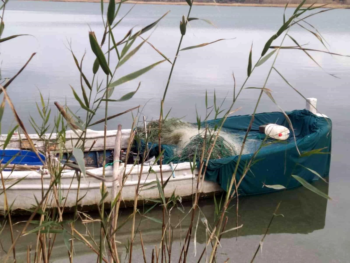 Terkos Gölü\'nde yasa dışı avcılık yapan bir kişi suç üstü yakalandı... O anlar kamerada