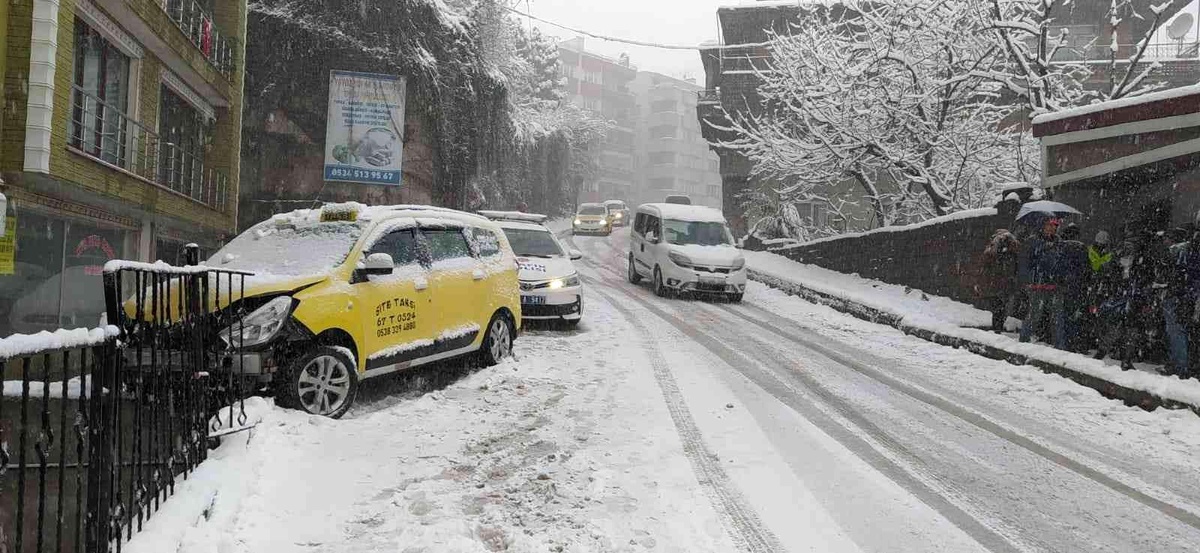 Ticari taksi kayan yolda apartman girişine vurarak durabildi: 1 yaralı