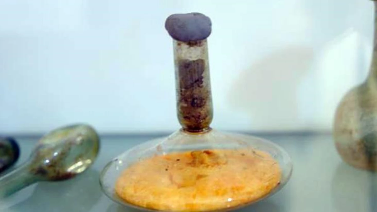 Uzmanlar bile şaşkın! 1700 yıllık cam fanustaki sıvının zeytinyağı olduğu ortaya çıktı