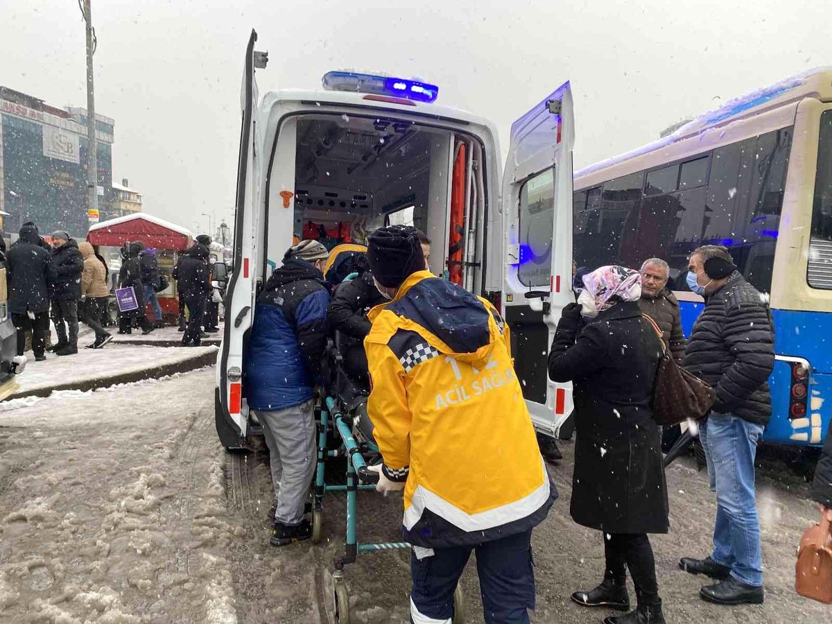 Yolcu minibüsü genç kadına çarptı