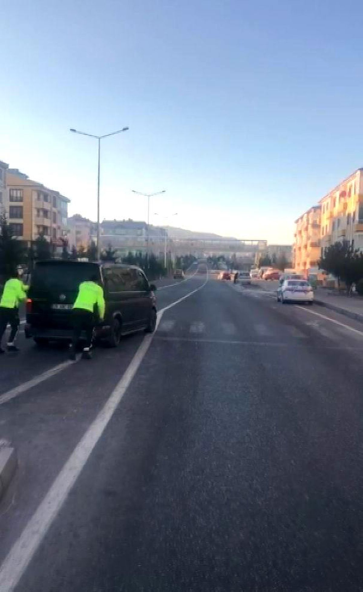 Son dakika haber: Yolda kalan sürücünün imdadına polis yetişti