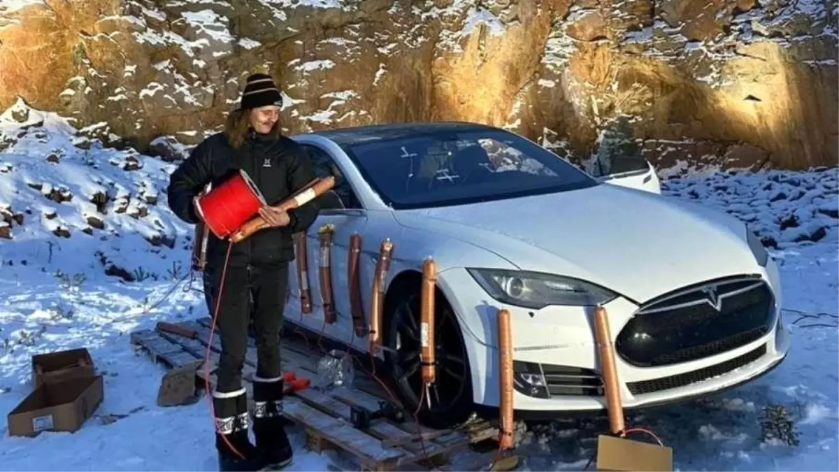 Yüksek onarım maliyetleri nedeniyle Tesla marka aracını dinamitle patlattı