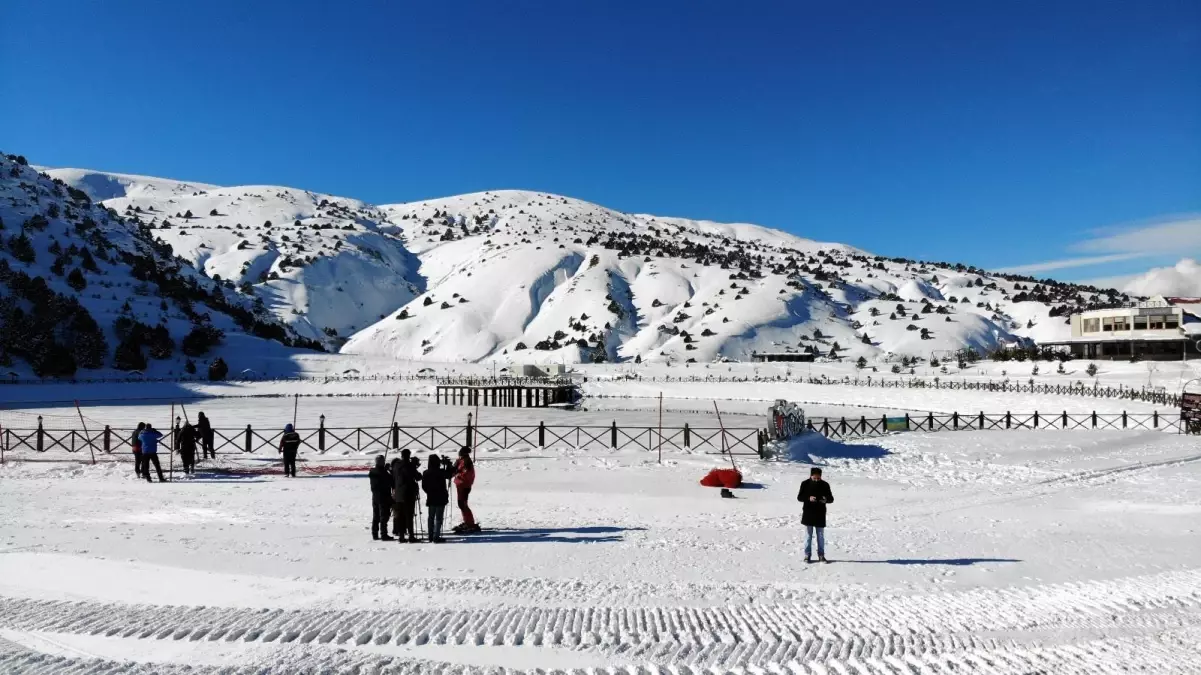 Son dakika haber | Yüzeyi buz tutan Ardıçlı Gölü mest ediyor