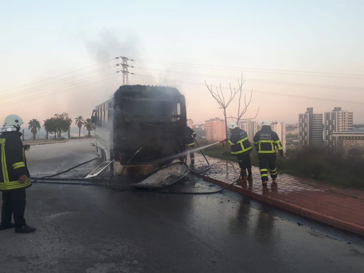 Seyir halindeki halk otobüsü yandı