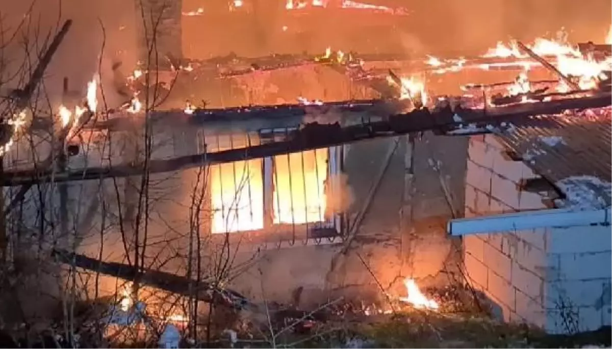 Alev alev yanan evde çökme meydana geldi; enkazda arama başlatıldı