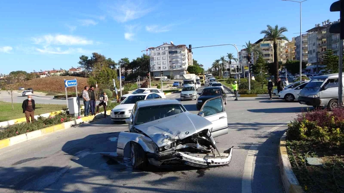 Son dakika haberleri! Antalya\'da kırmızı ışık ihlali kaza getirdi: 2 yaralı