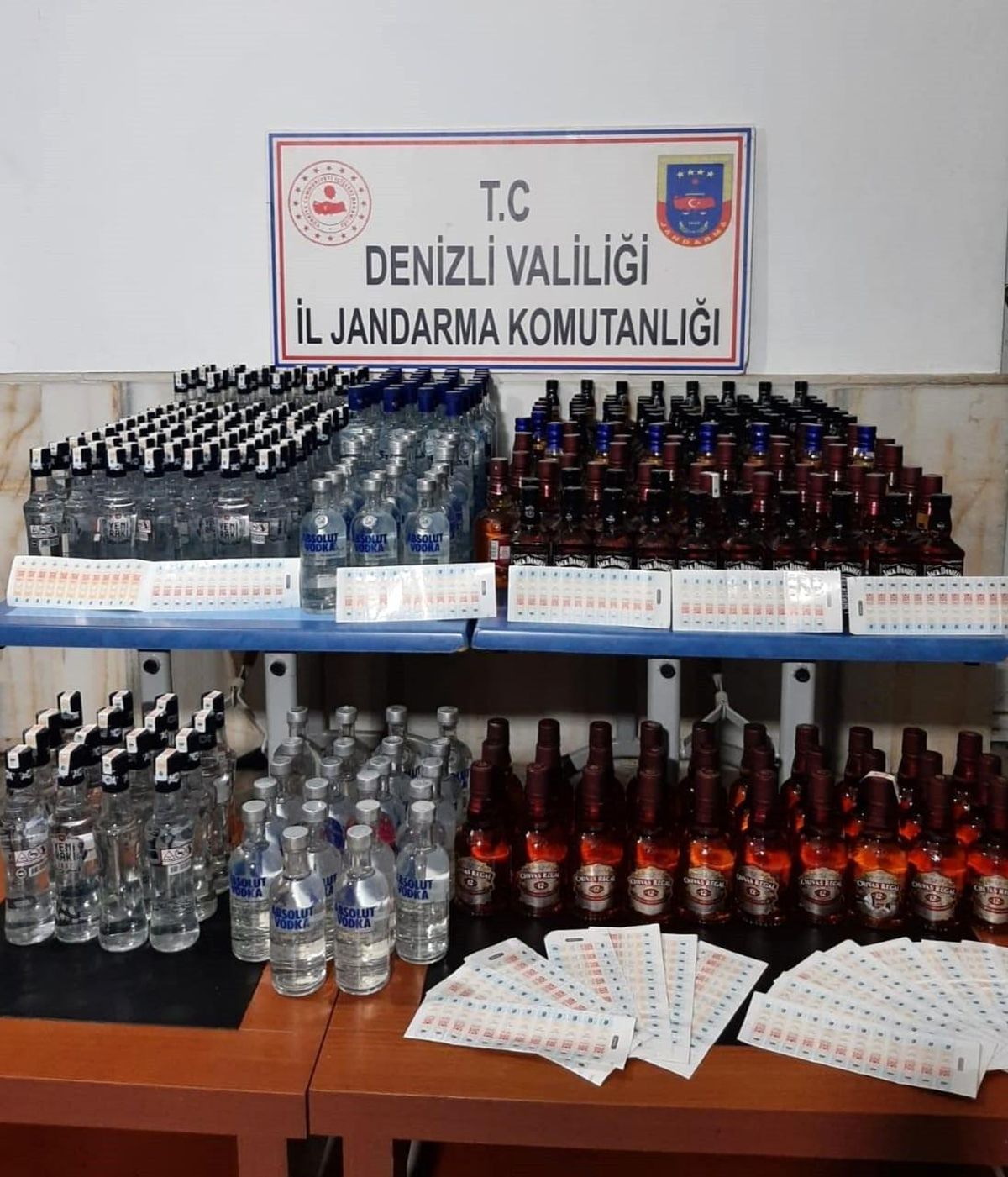 Araçlardan litrelerce sahte alkol çıktı