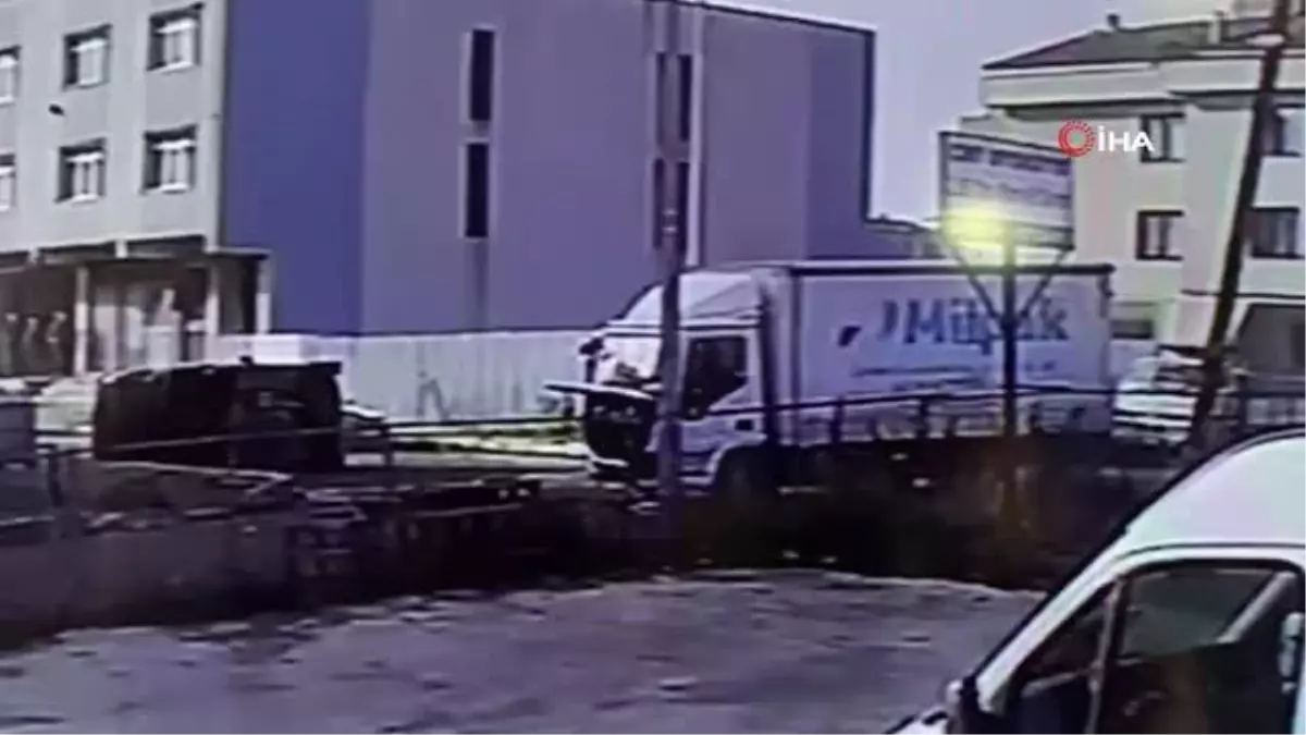 Ataşehir\'de kamyonete çarpan araç yan yattı... O anlar kamerada