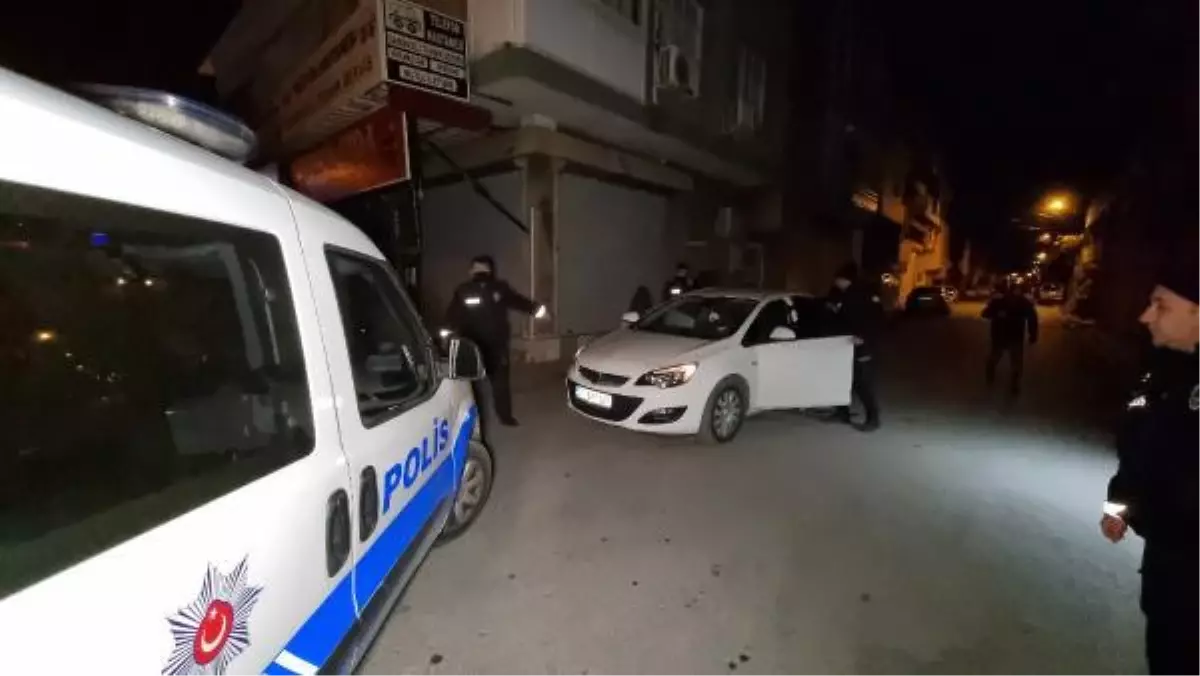 Babasının otomobili ile polisten kaçmaya çalışırken yakalandı; 3 gözaltı