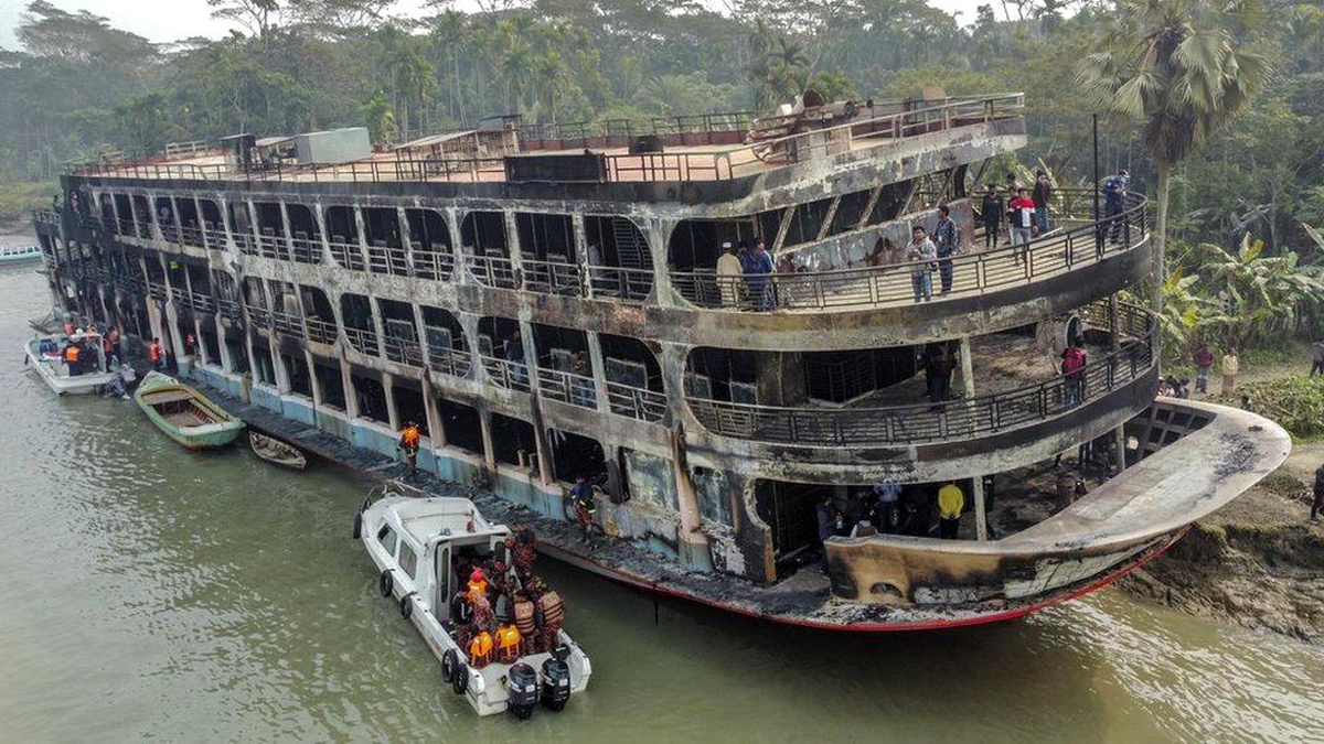 Bangladeş\'te feribotta çıkan yangında en az 37 kişi hayatını kaybetti