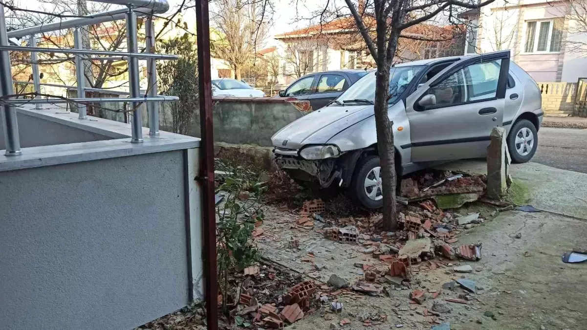 Buzlanan yolda kayan araç bahçe duvarına daldı