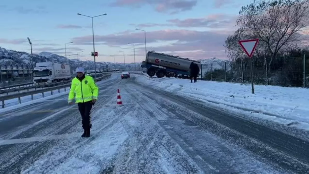 Buzlanma nedeniyle kayan tır bariyerlere çarparak yoldan çıktı