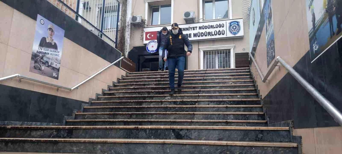 Çarşafla evden çıkarttıkları kasayı, çöp konteynırıyla götüren hırsızlar kamerada
