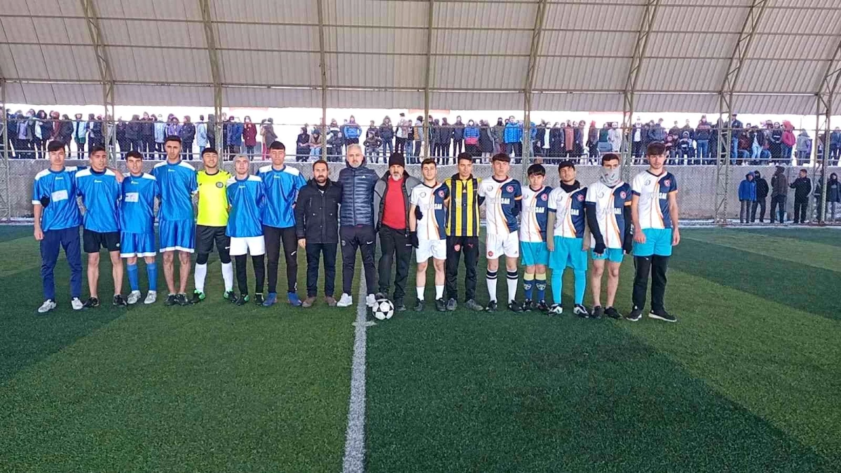 Dicle\'de kaymakamlık özel futbol turnuvasının şampiyonları kupalarını aldı