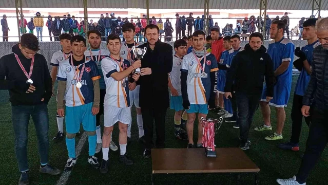 Dicle'de kaymakamlık özel futbol turnuvasının şampiyonları kupalarını aldı