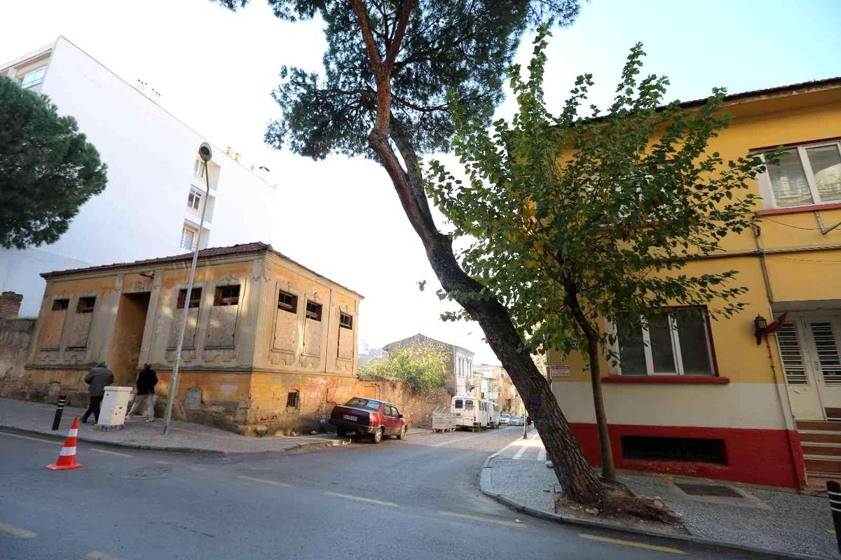 Efeler Belediyesi can ve mal güvenliğini tehdit eden ağaçlarla ilgili çalışma başlattı