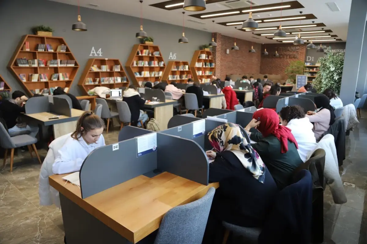 Emniyetevleri Mahallesi\'ndeki Millet Kıraathanesi\'nde Çocuk Kütüphanesi de var