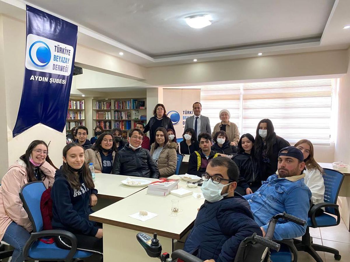 Engelli bireyleri, gönüllü öğrenciler sınava hazırlayacak