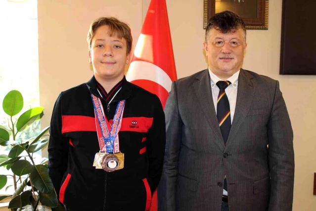 Genç yüzücü Eymen'in hedefi Türkiye Şampiyonu olmak