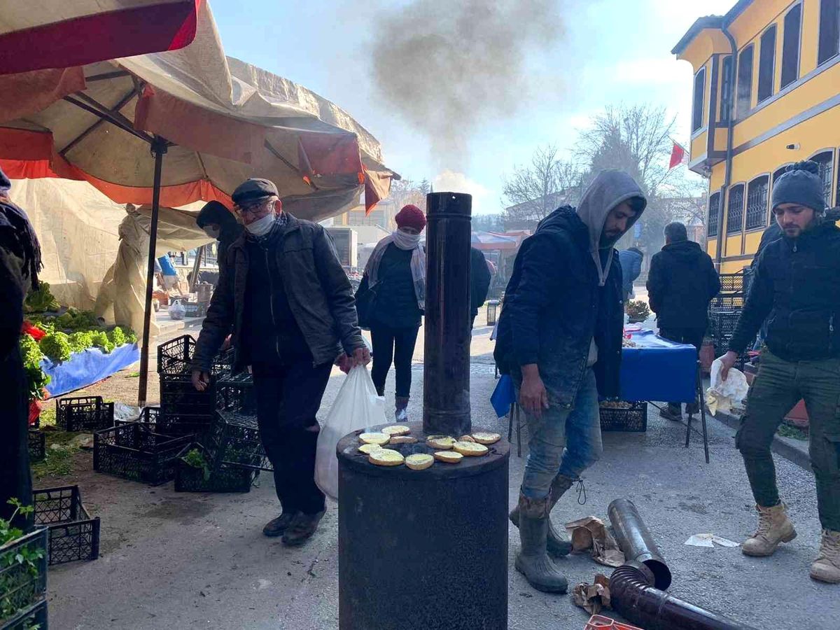Isınmak için kurdukları sobanın üzerinde patates pişirdiler