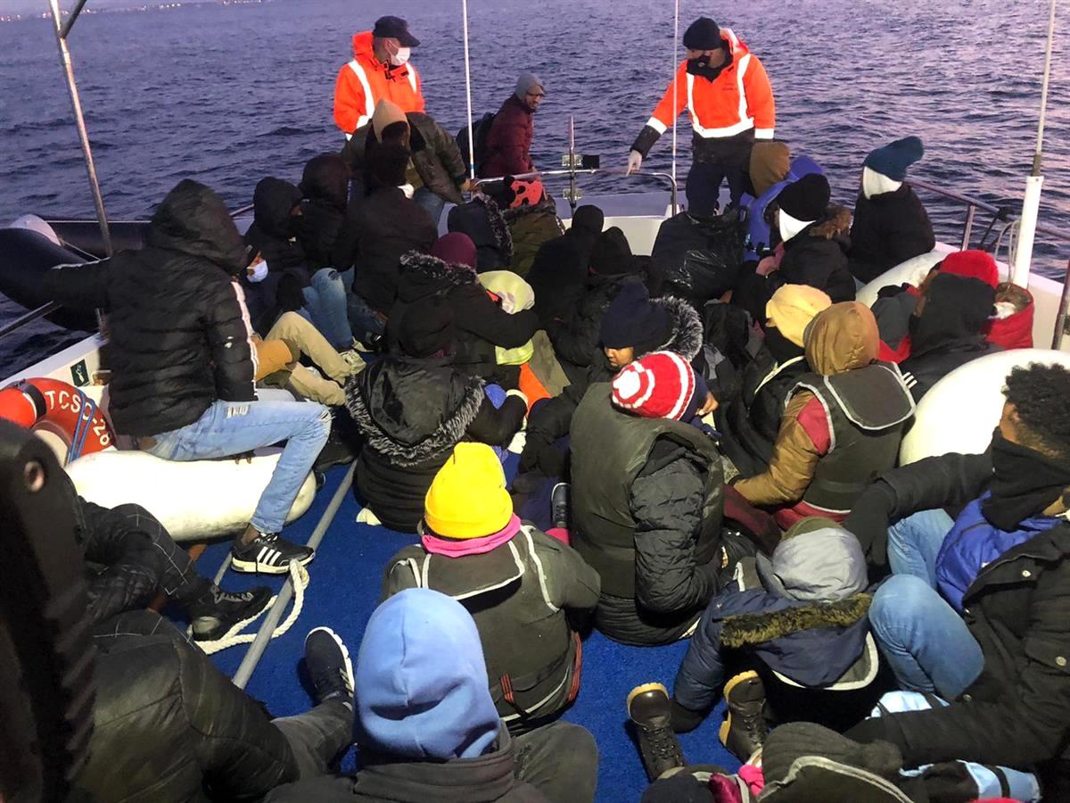 İzmir\'de Yunanistan unsurlarınca geri itilen 116 düzensiz göçmen kurtarıldı