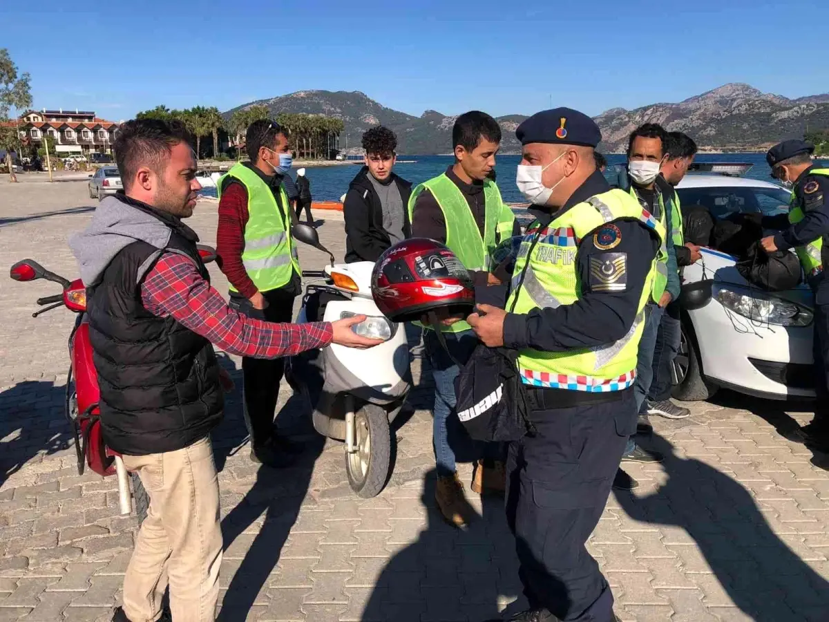 Son dakika... Jandarma Trafik Timleri hem denetim yaptı hem de kask ve yelek dağıttı