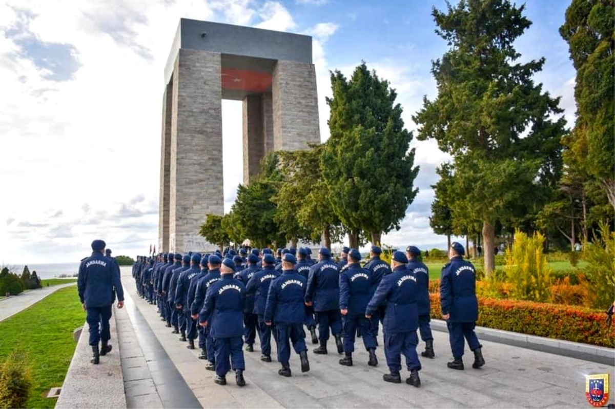 Jandarma yedek subay adayları, Çanakkale\'de tarihi şehitlikleri ziyaret etti
