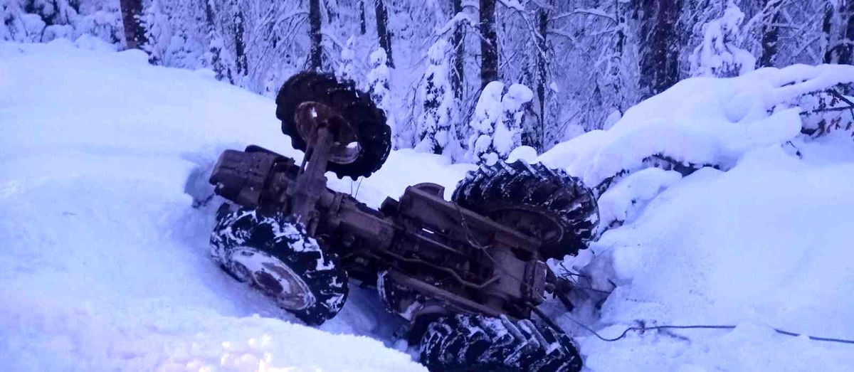 Karla kaplı yolda traktör takla attı: 1 yaralı